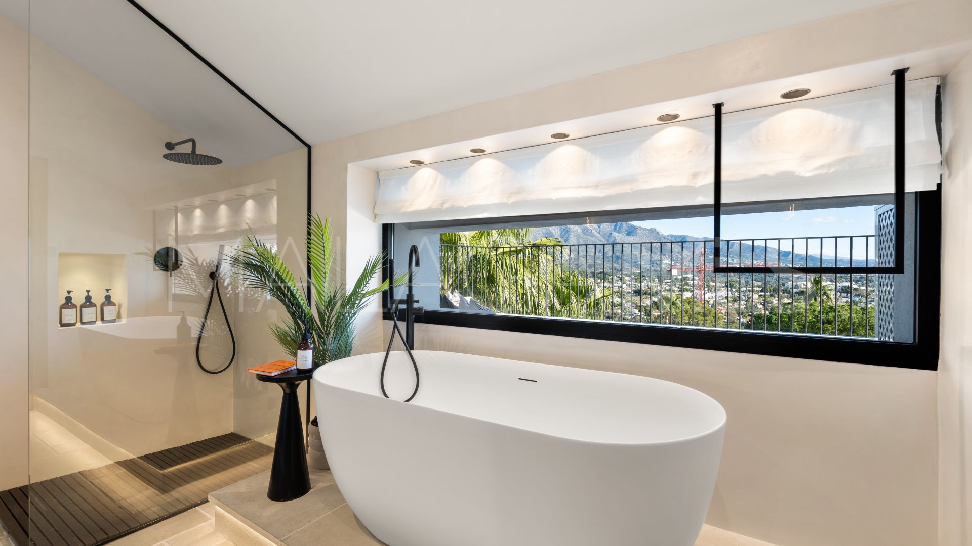 For sale villa in Nueva Andalucia