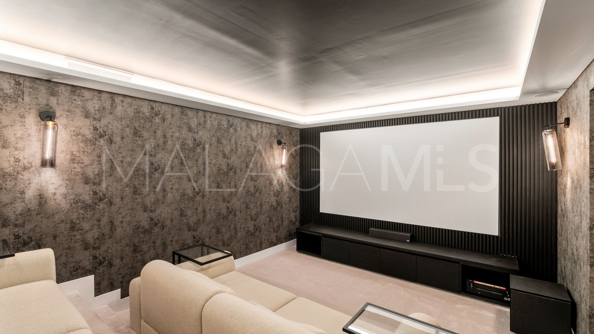 For sale villa in Nueva Andalucia