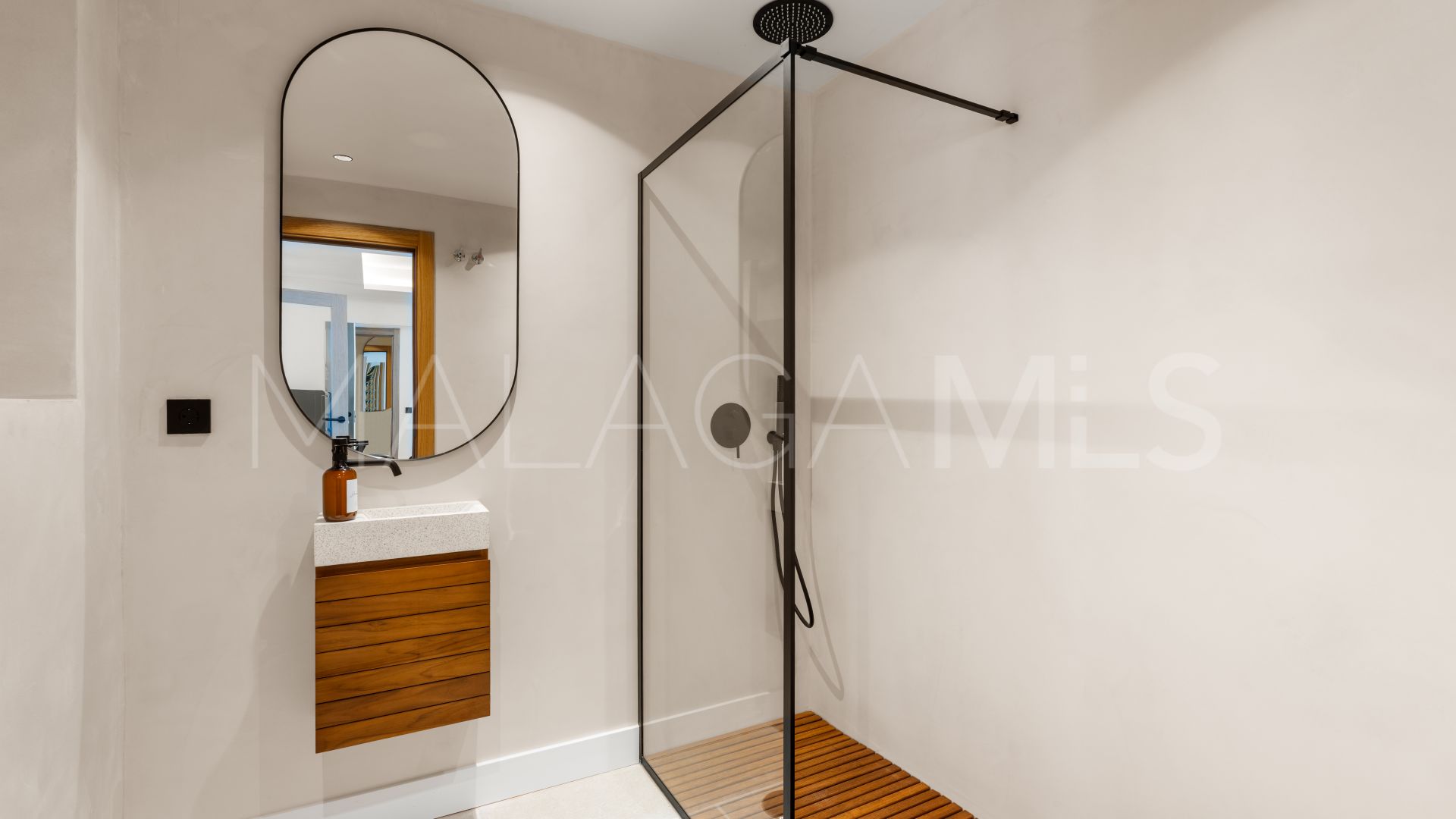 For sale villa in Nueva Andalucia