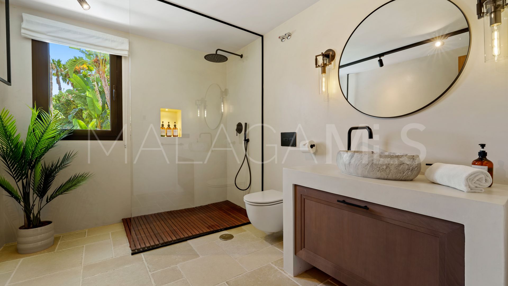 For sale villa in Nueva Andalucia