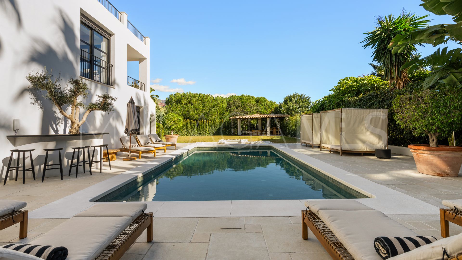 For sale villa in Nueva Andalucia