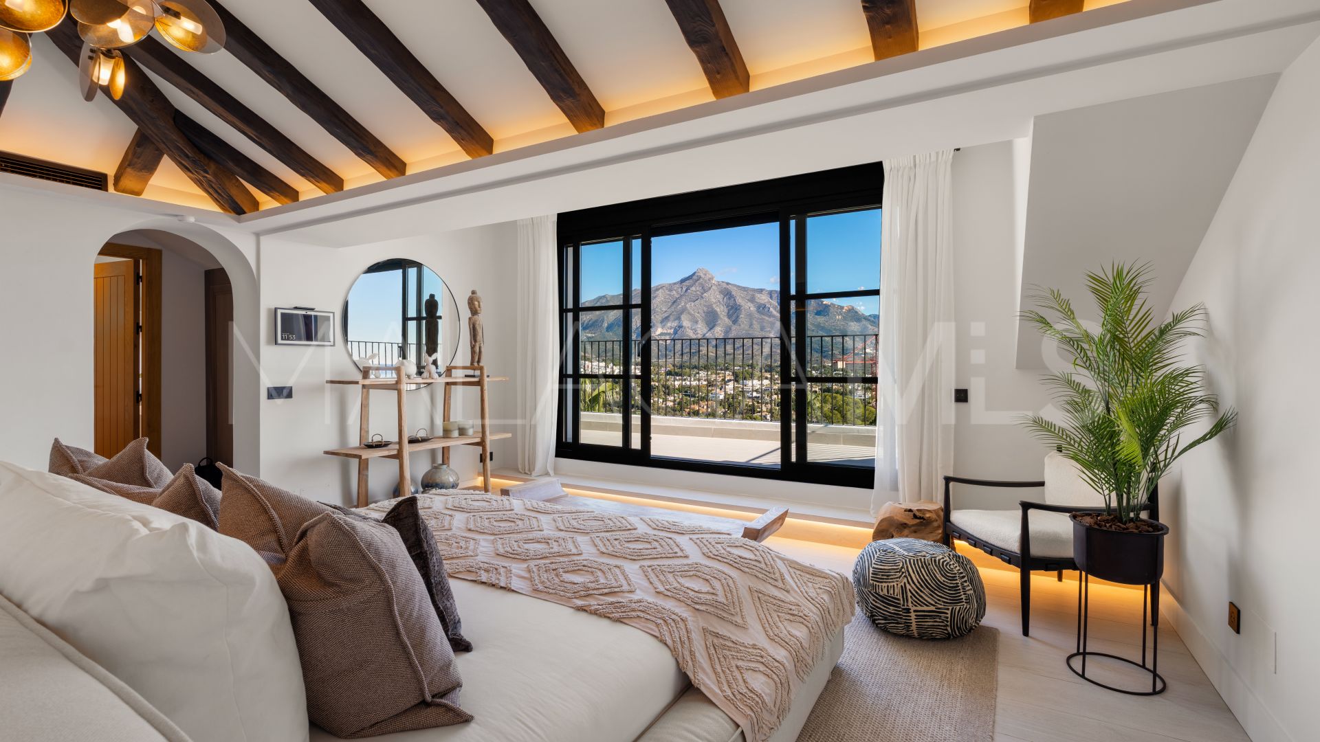 For sale villa in Nueva Andalucia