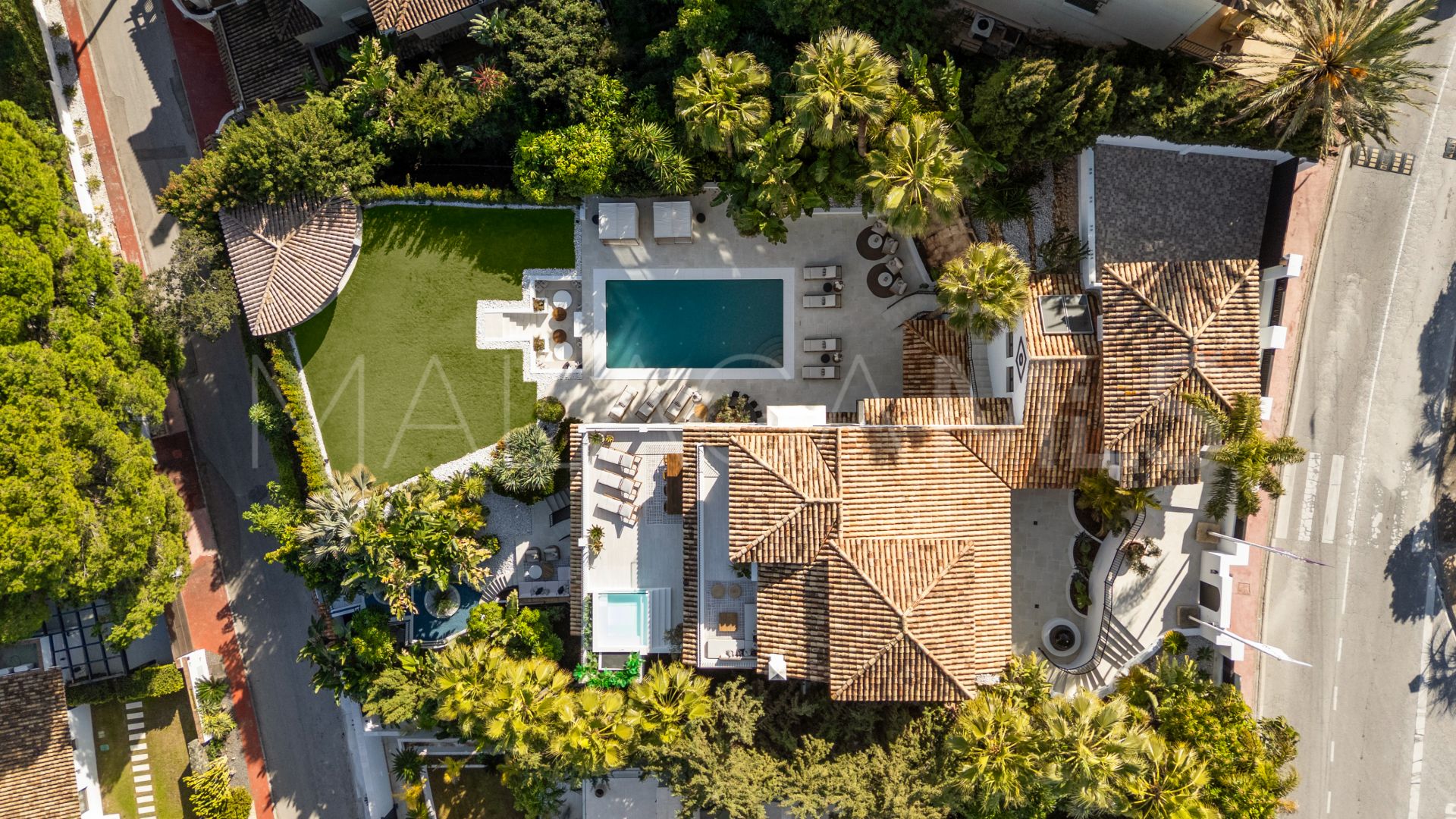 For sale villa in Nueva Andalucia