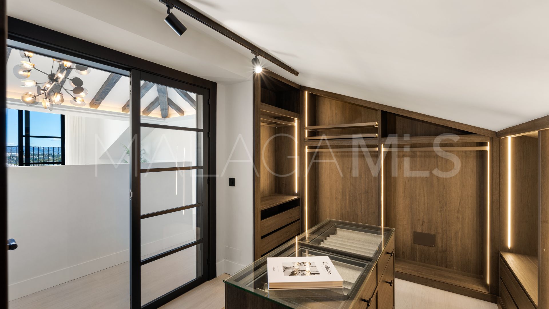 For sale villa in Nueva Andalucia