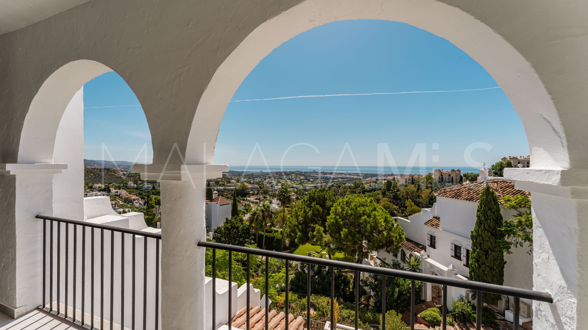 Tvåvåningslägenhet for sale in Las Colinas de Marbella