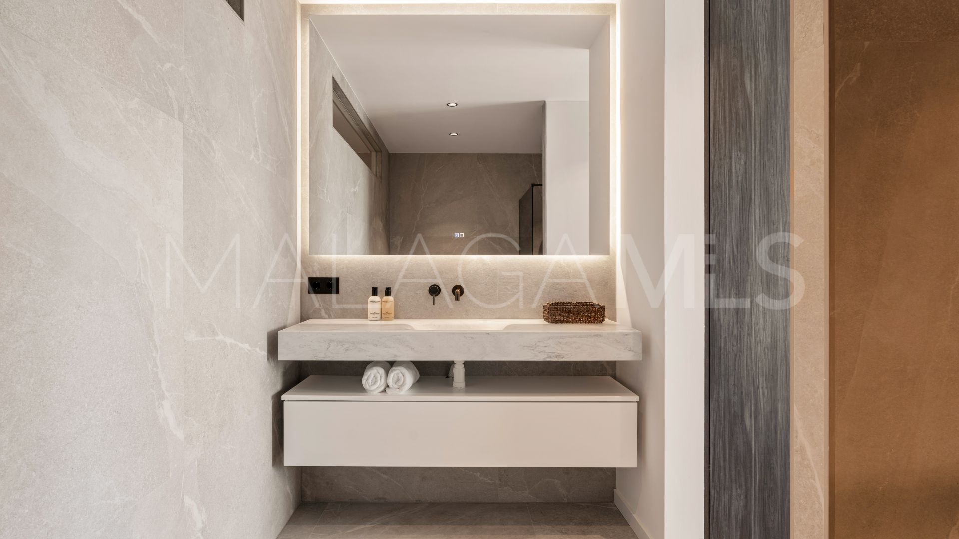 Tvåvåningslägenhet for sale in Las Colinas de Marbella