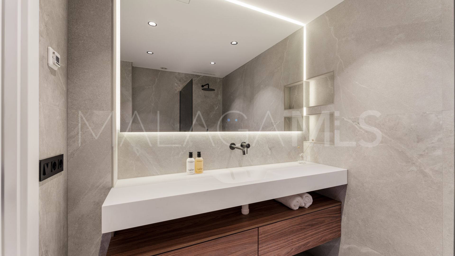 Tvåvåningslägenhet for sale in Las Colinas de Marbella