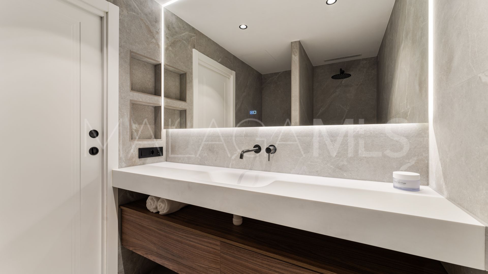 Tvåvåningslägenhet for sale in Las Colinas de Marbella