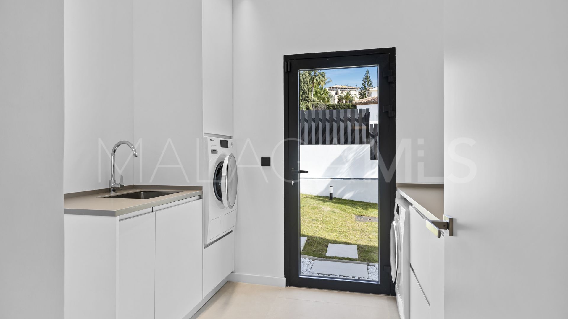 Villa for sale in Benahavis