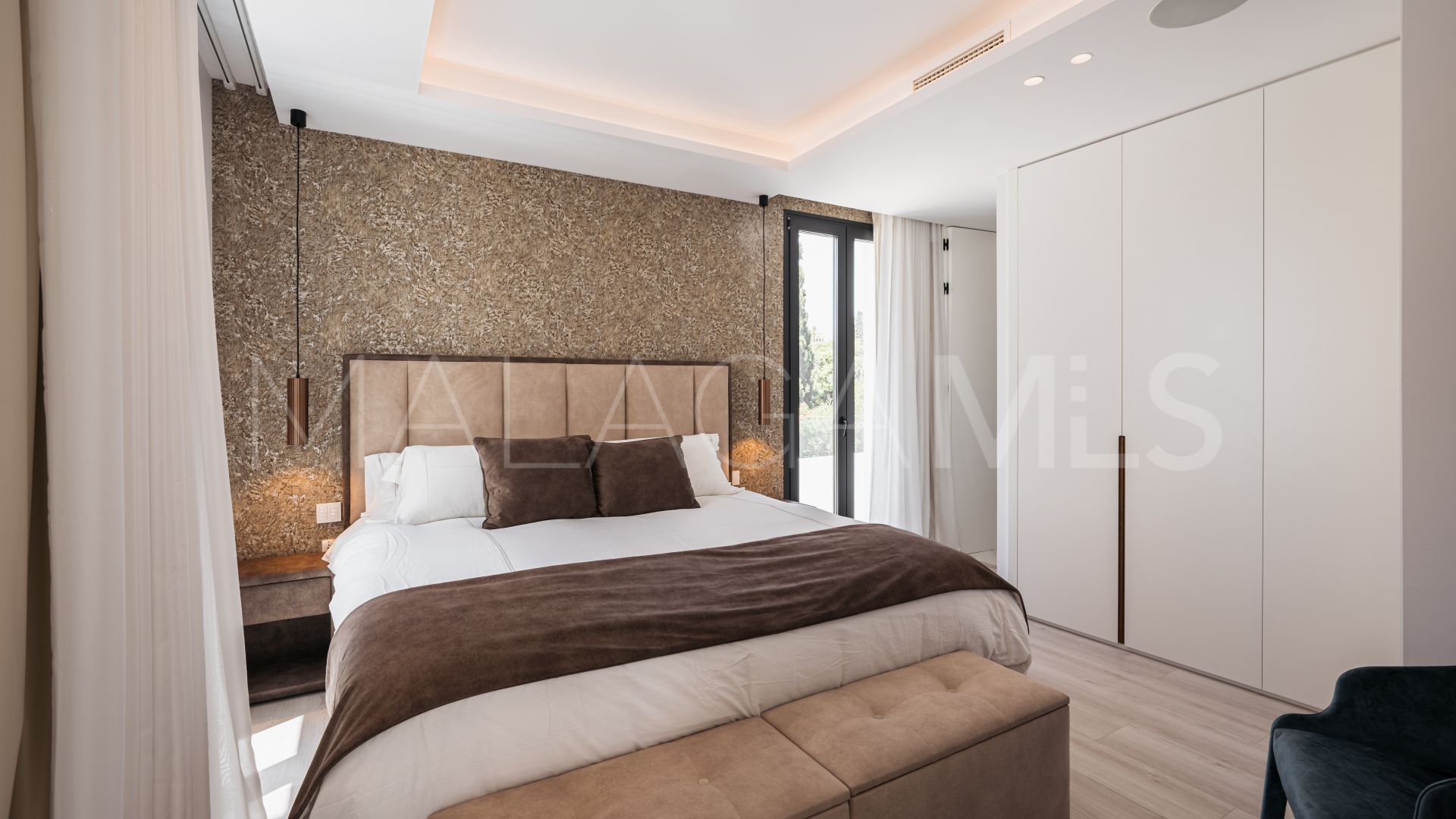 For sale villa in Altos del Paraiso with 4 bedrooms