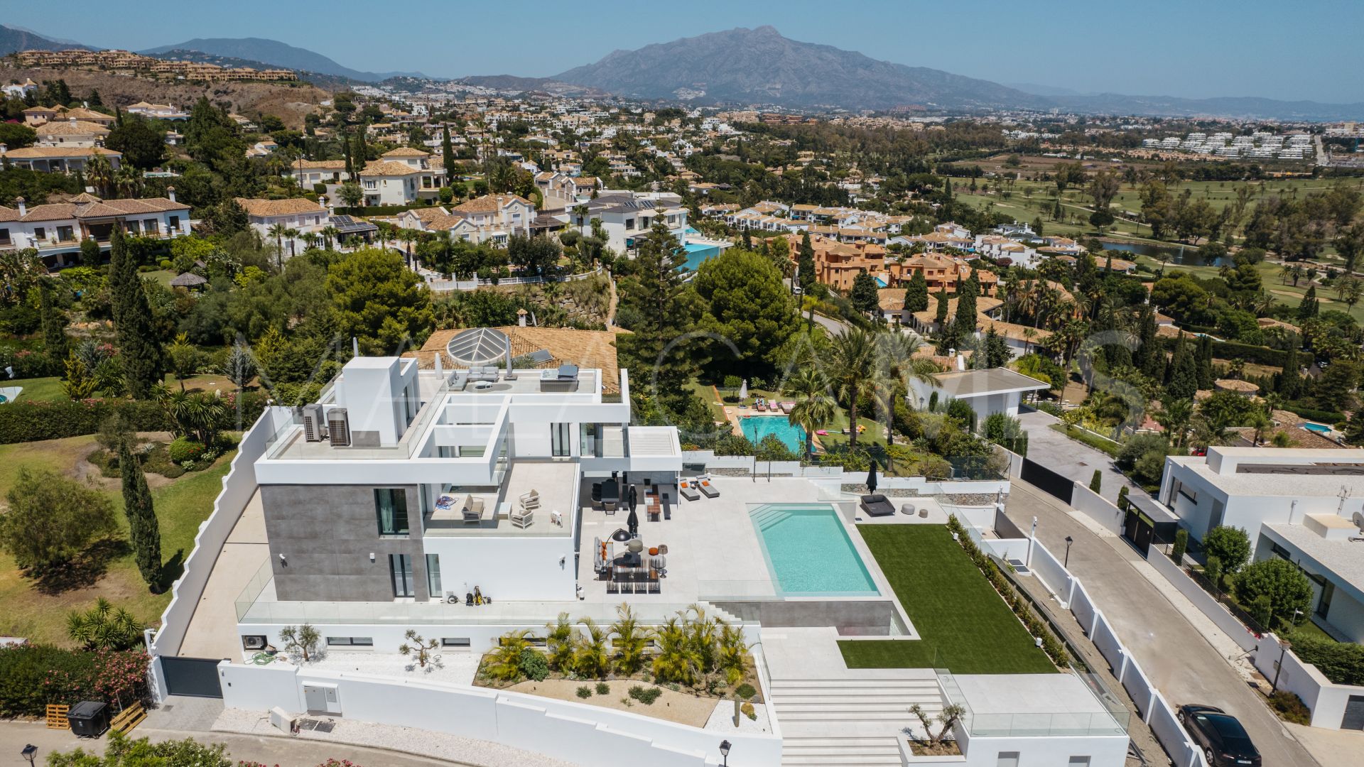 For sale villa in Altos del Paraiso with 4 bedrooms