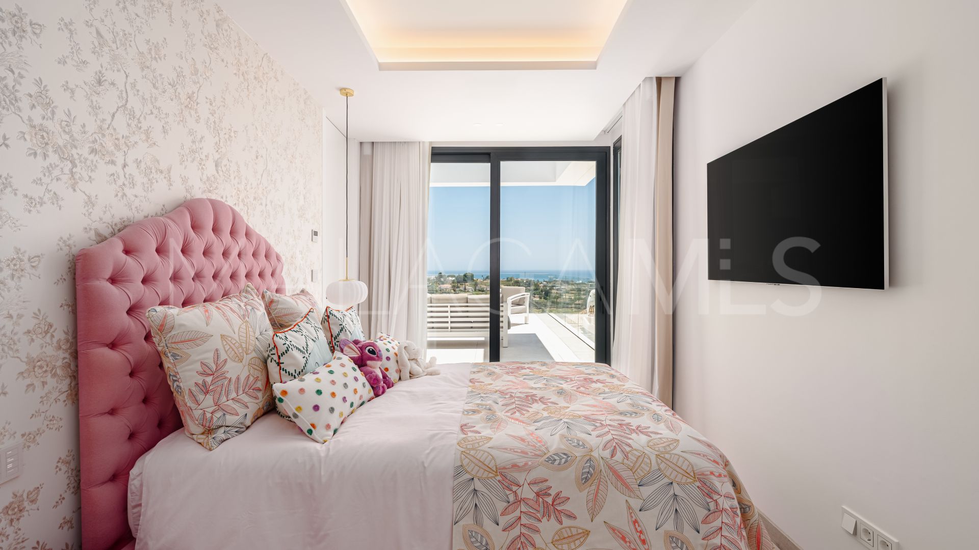 For sale villa in Altos del Paraiso with 4 bedrooms