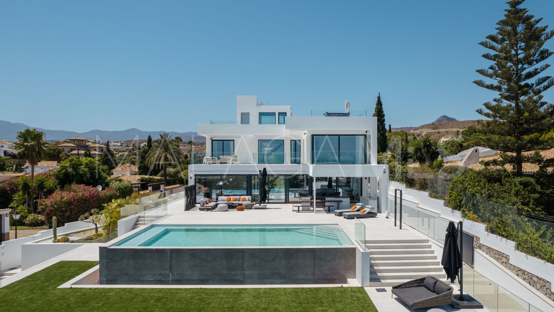 For sale villa in Altos del Paraiso with 4 bedrooms