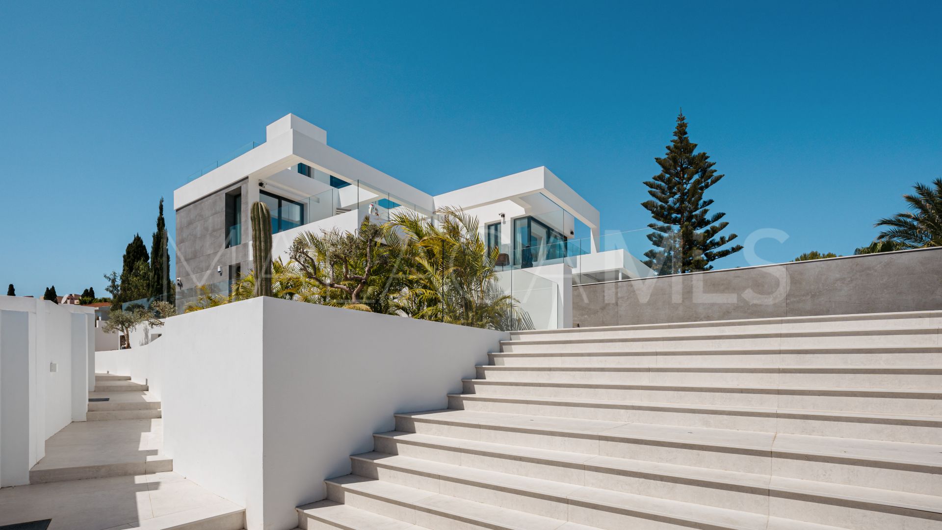 For sale villa in Altos del Paraiso with 4 bedrooms