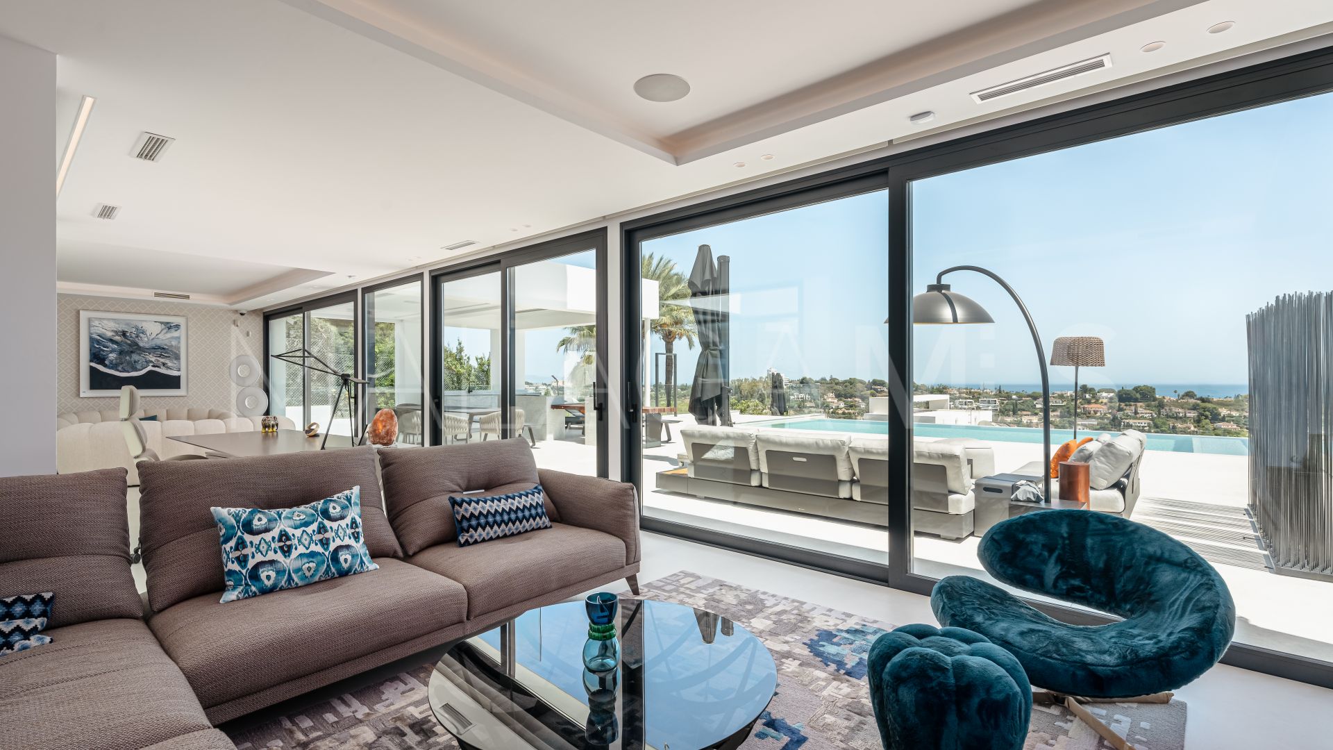 For sale villa in Altos del Paraiso with 4 bedrooms