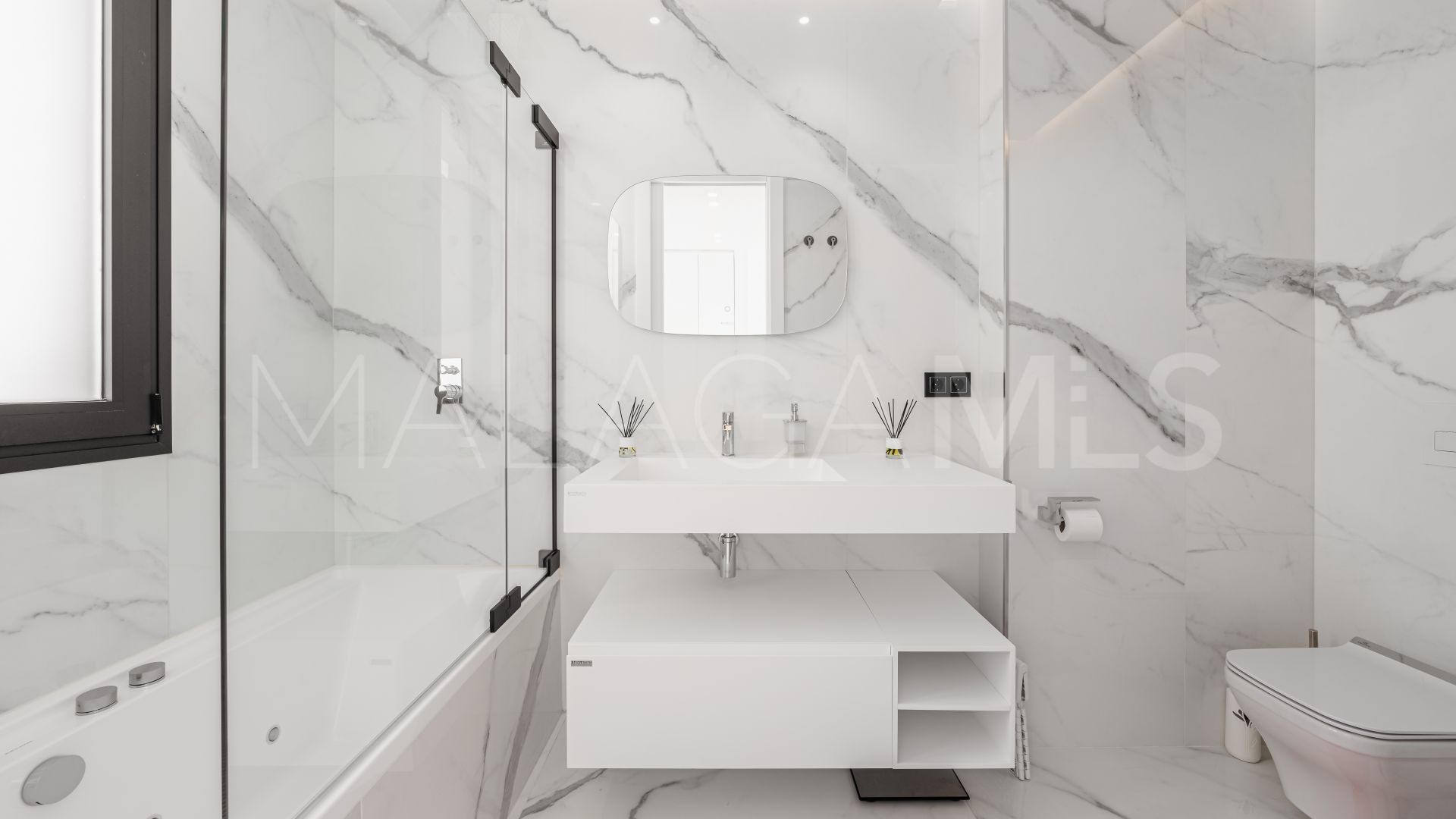 For sale villa in Altos del Paraiso with 4 bedrooms