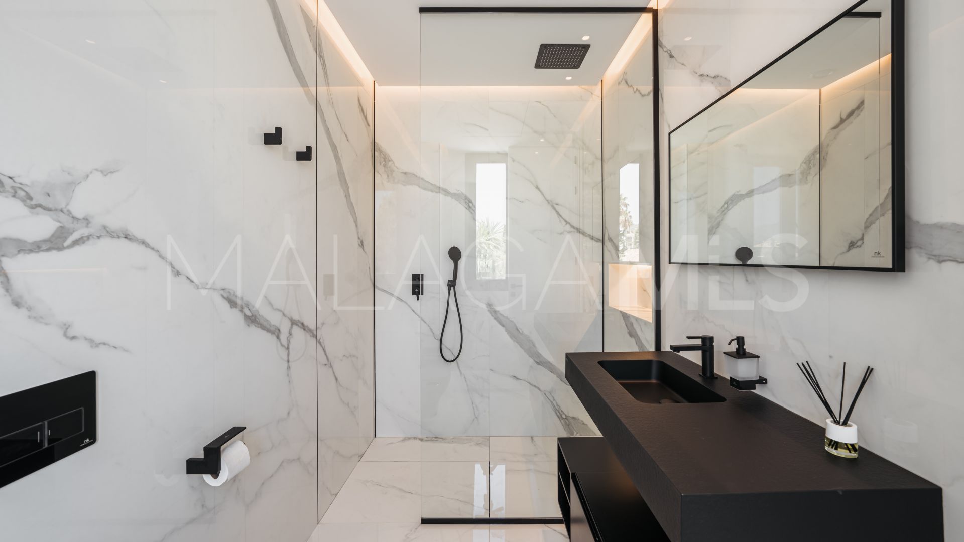 For sale villa in Altos del Paraiso with 4 bedrooms