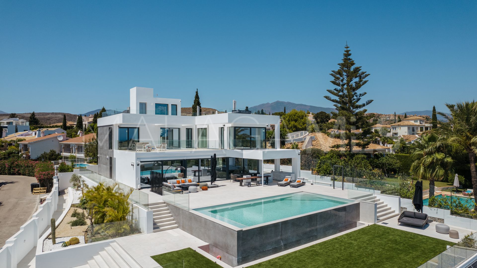 For sale villa in Altos del Paraiso with 4 bedrooms