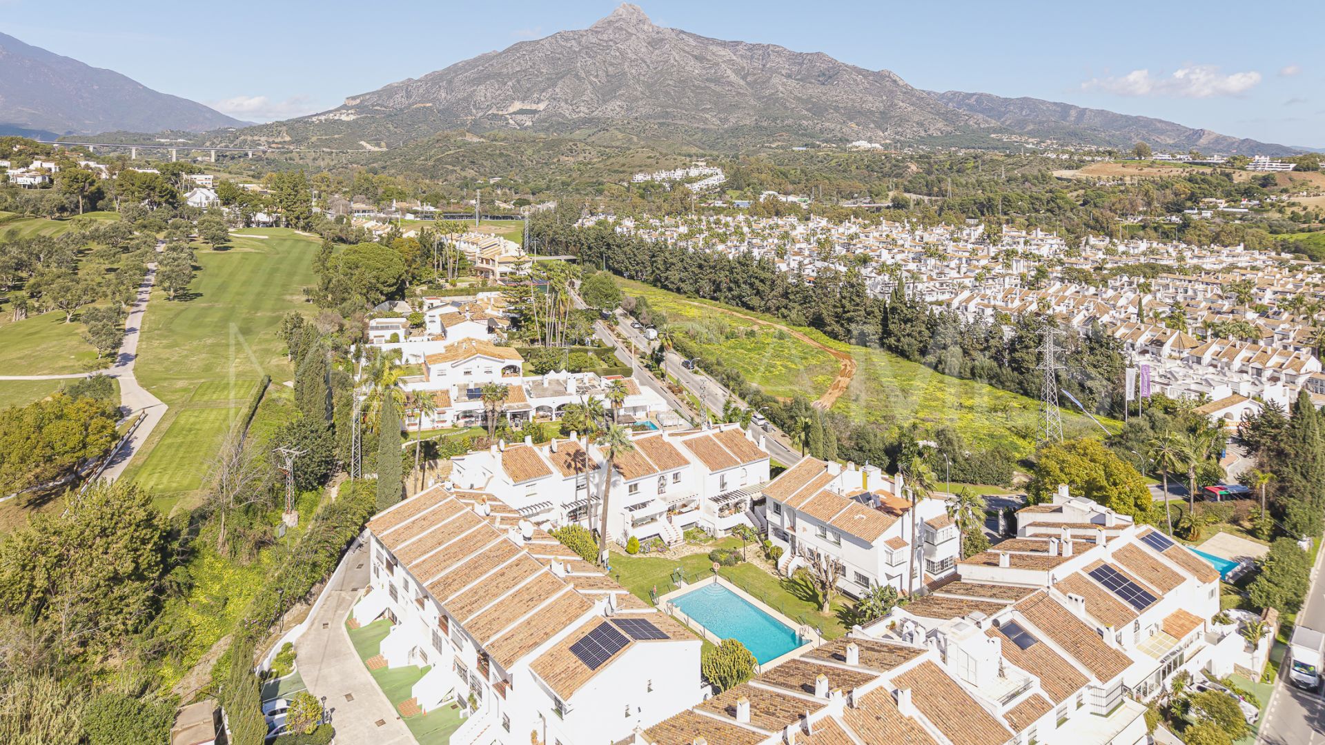 For sale 4 bedrooms town house in Nueva Andalucia