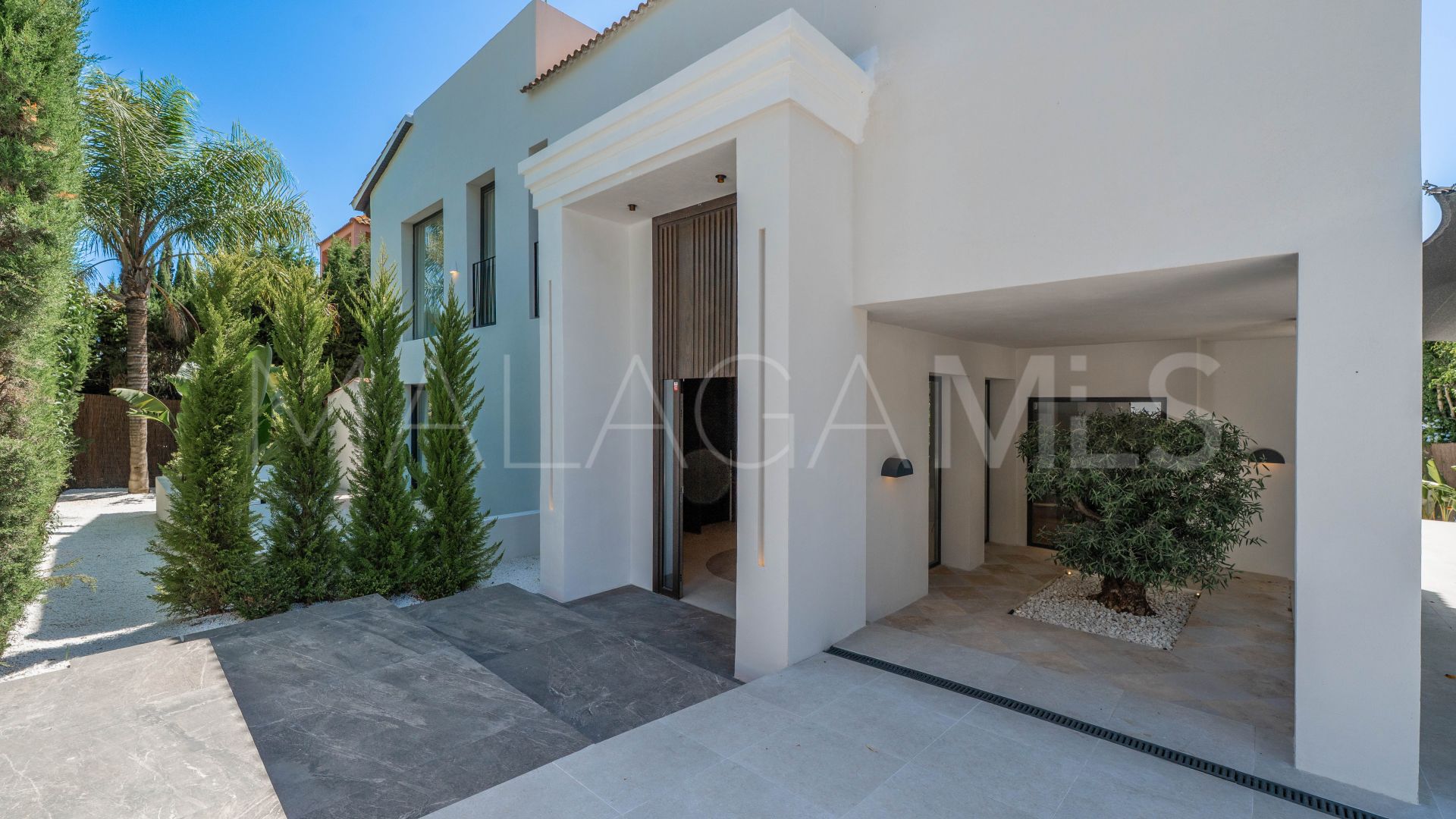 Villa for sale in Nueva Andalucia