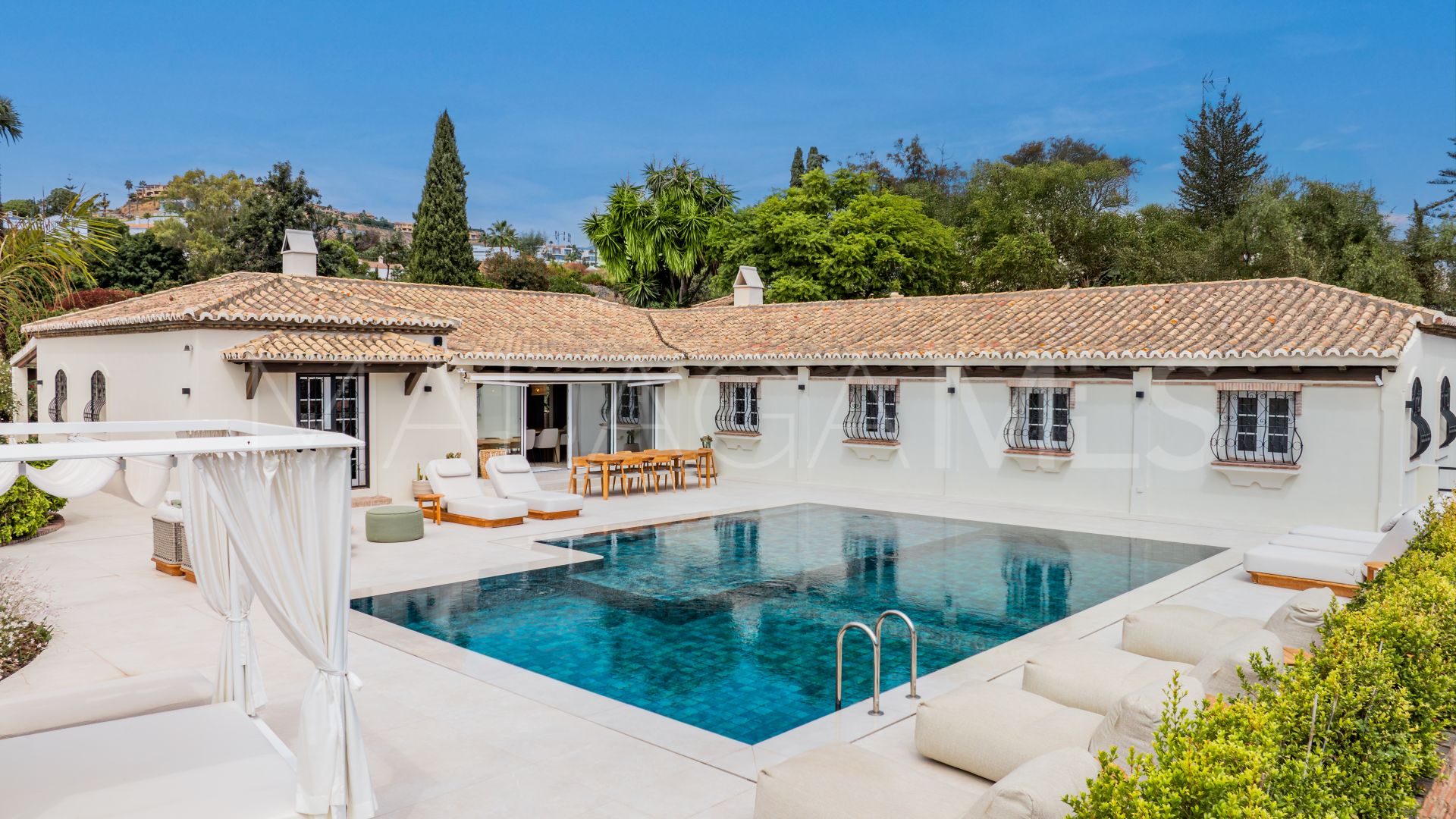 Villa for sale in Altos del Paraiso