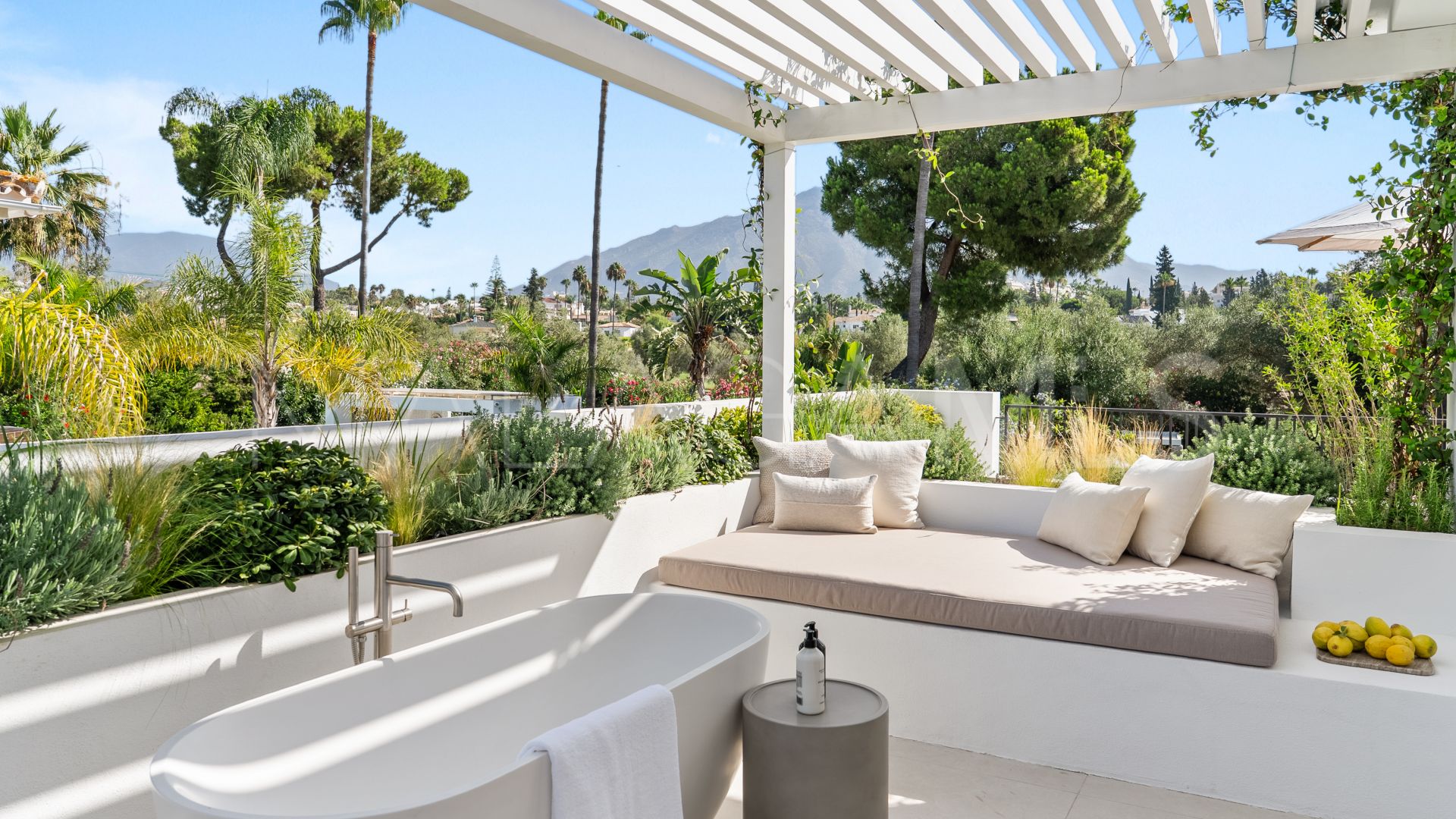 Villa for sale in Nueva Andalucia