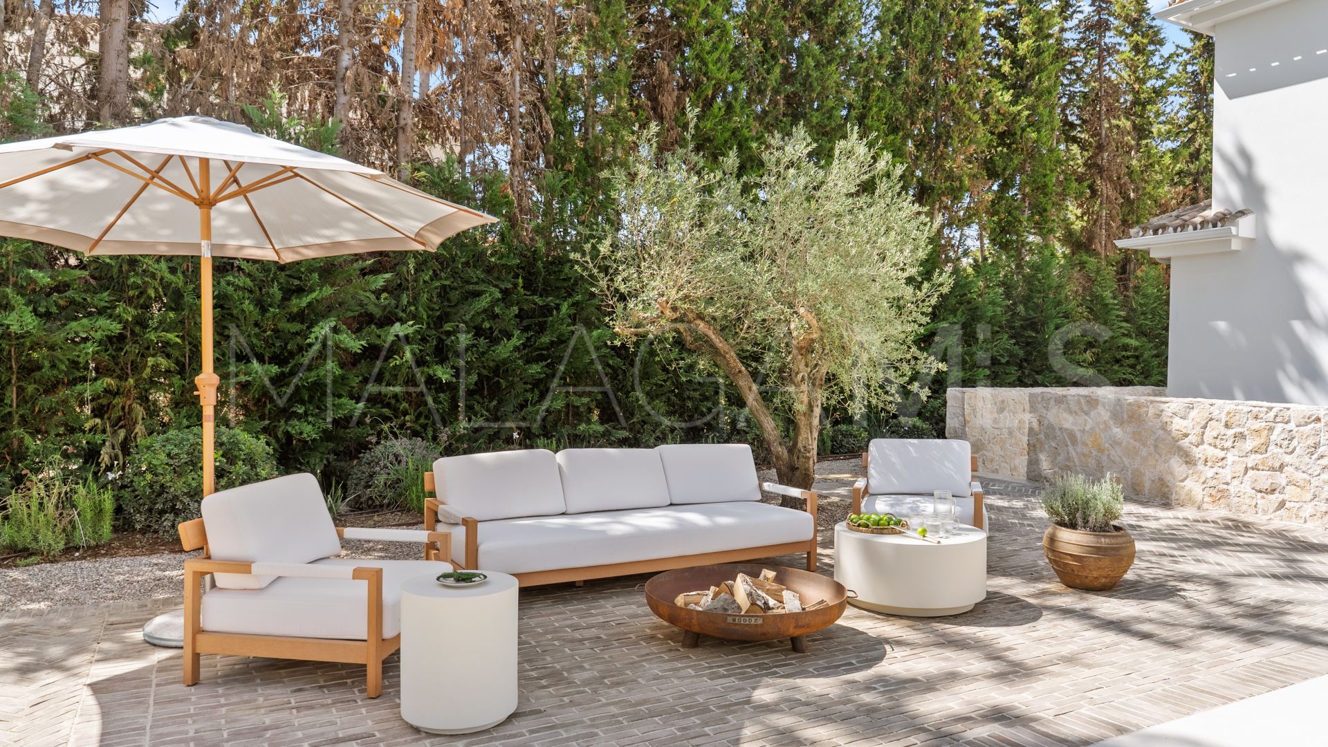 Villa for sale in Nueva Andalucia