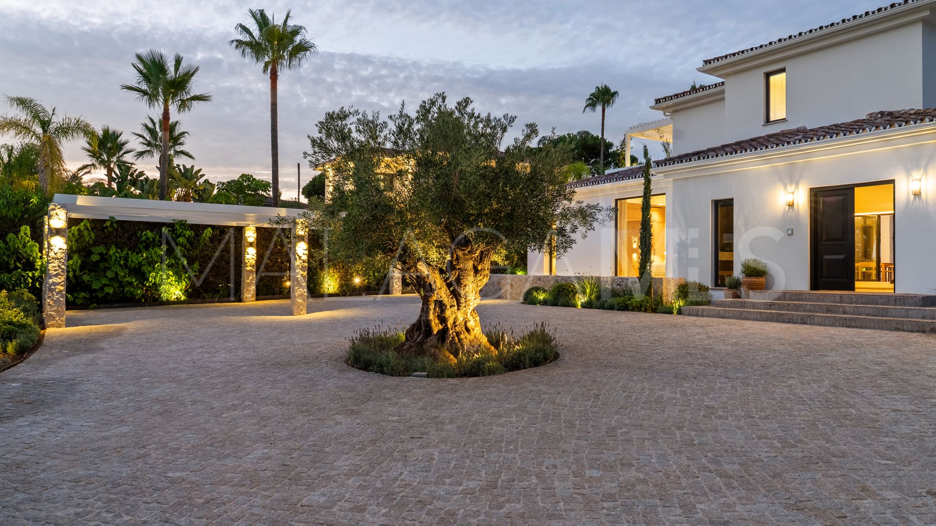 Villa for sale in Nueva Andalucia