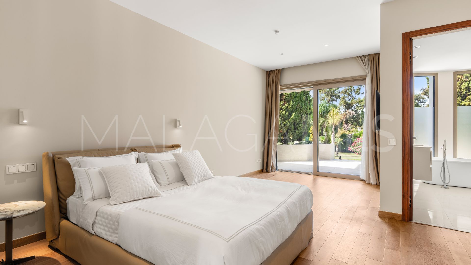 Villa for sale in Guadalmina Baja