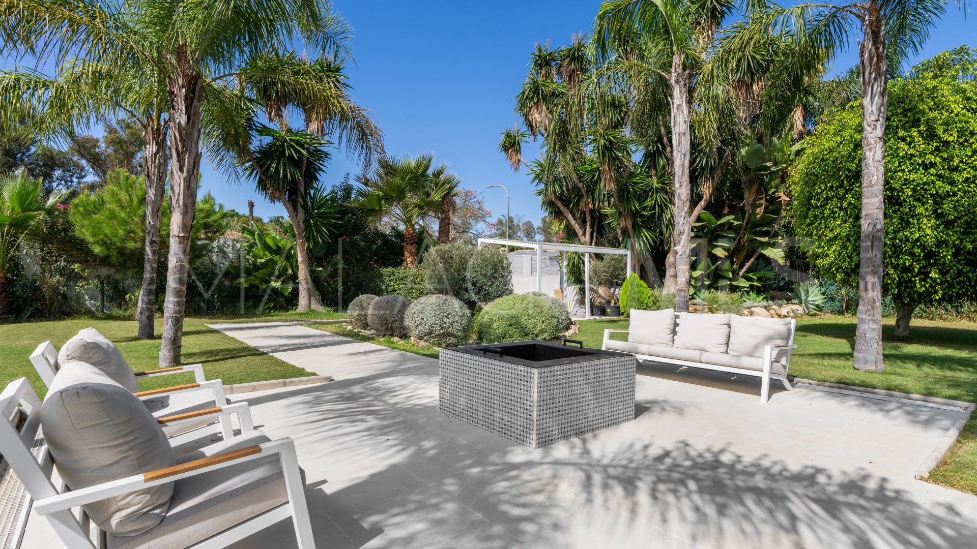 Villa for sale in Guadalmina Baja