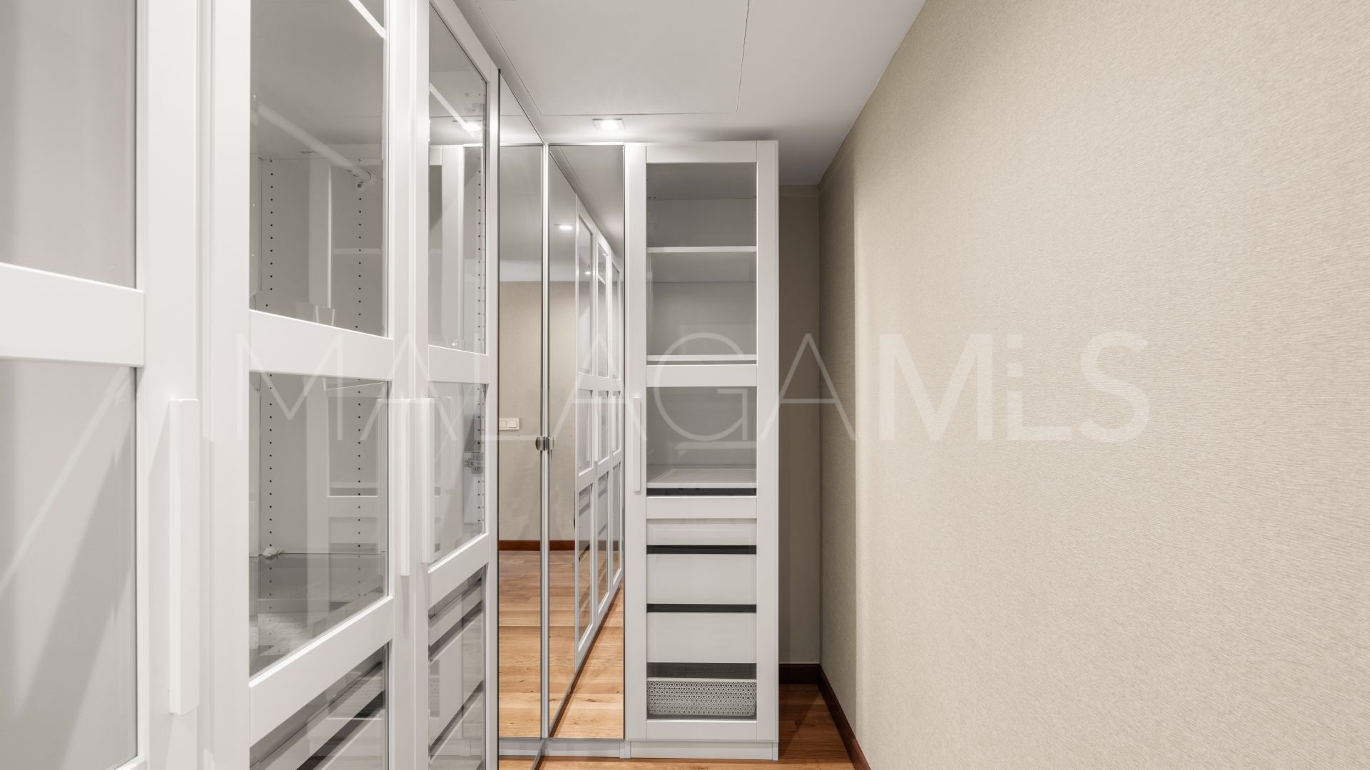 Villa for sale in Guadalmina Baja