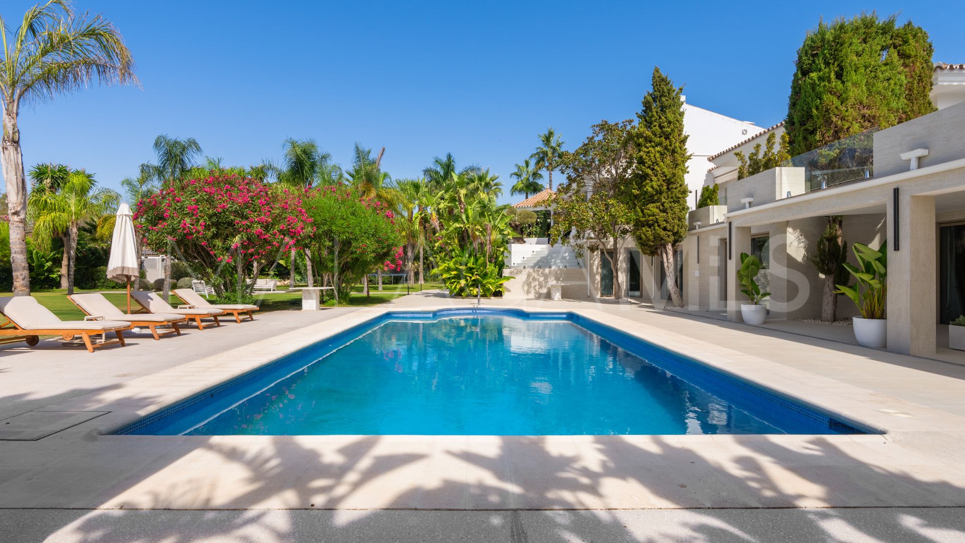 Villa for sale in Guadalmina Baja