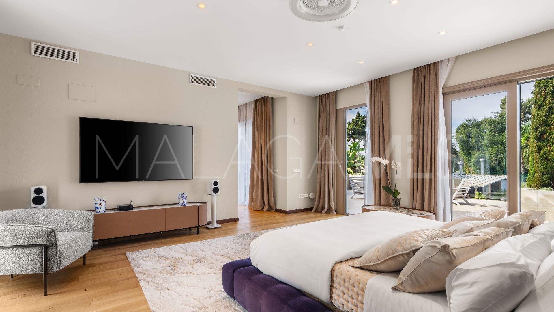 Villa for sale in Guadalmina Baja