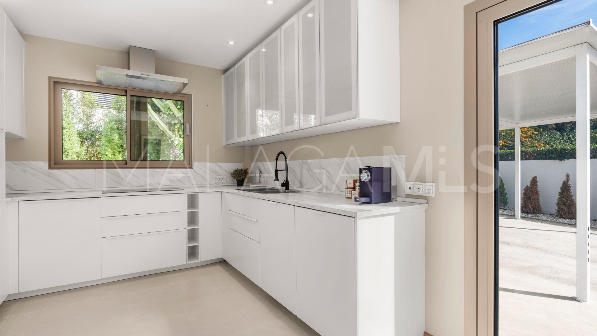 Villa for sale in Guadalmina Baja