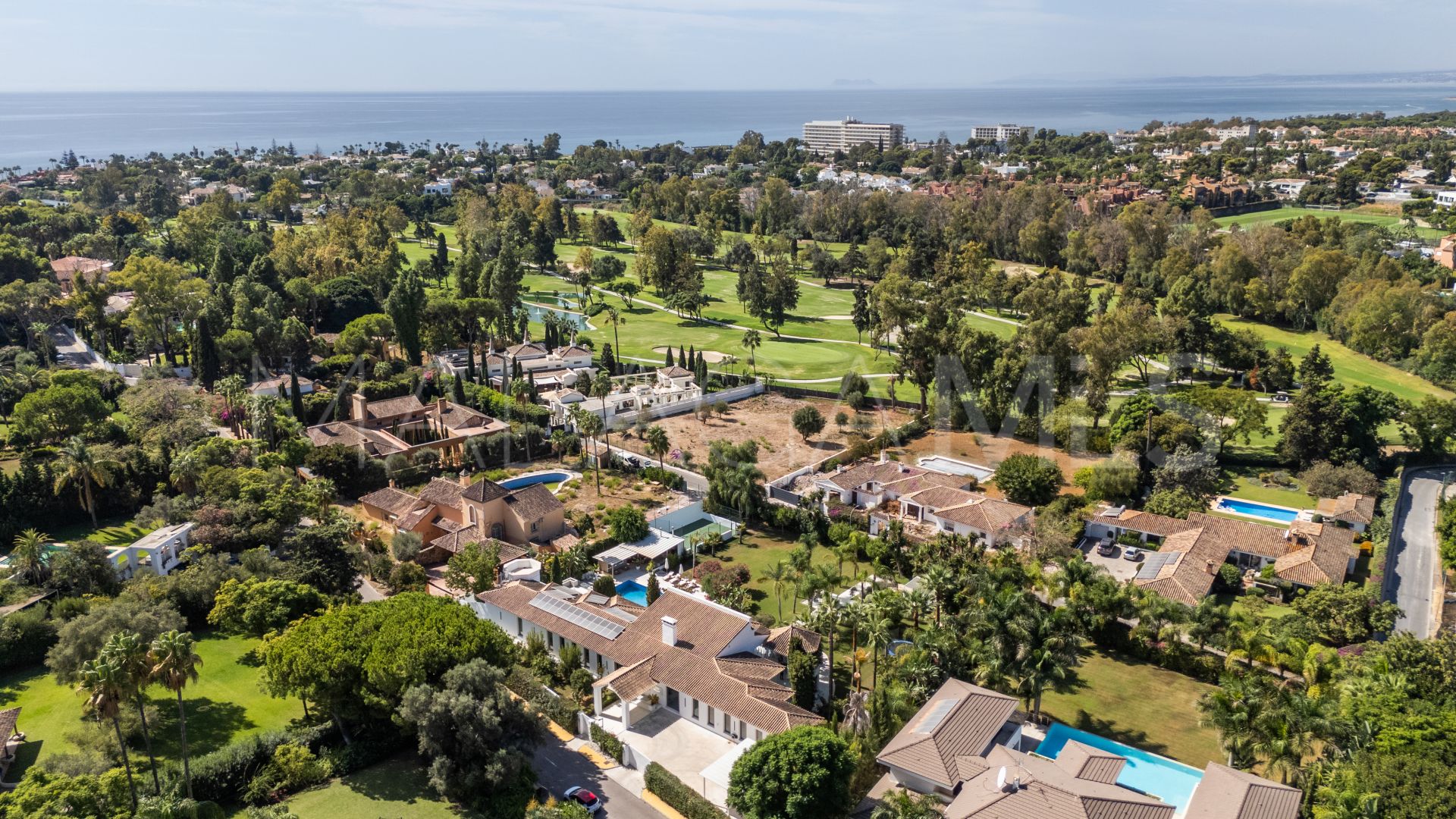 Villa for sale in Guadalmina Baja