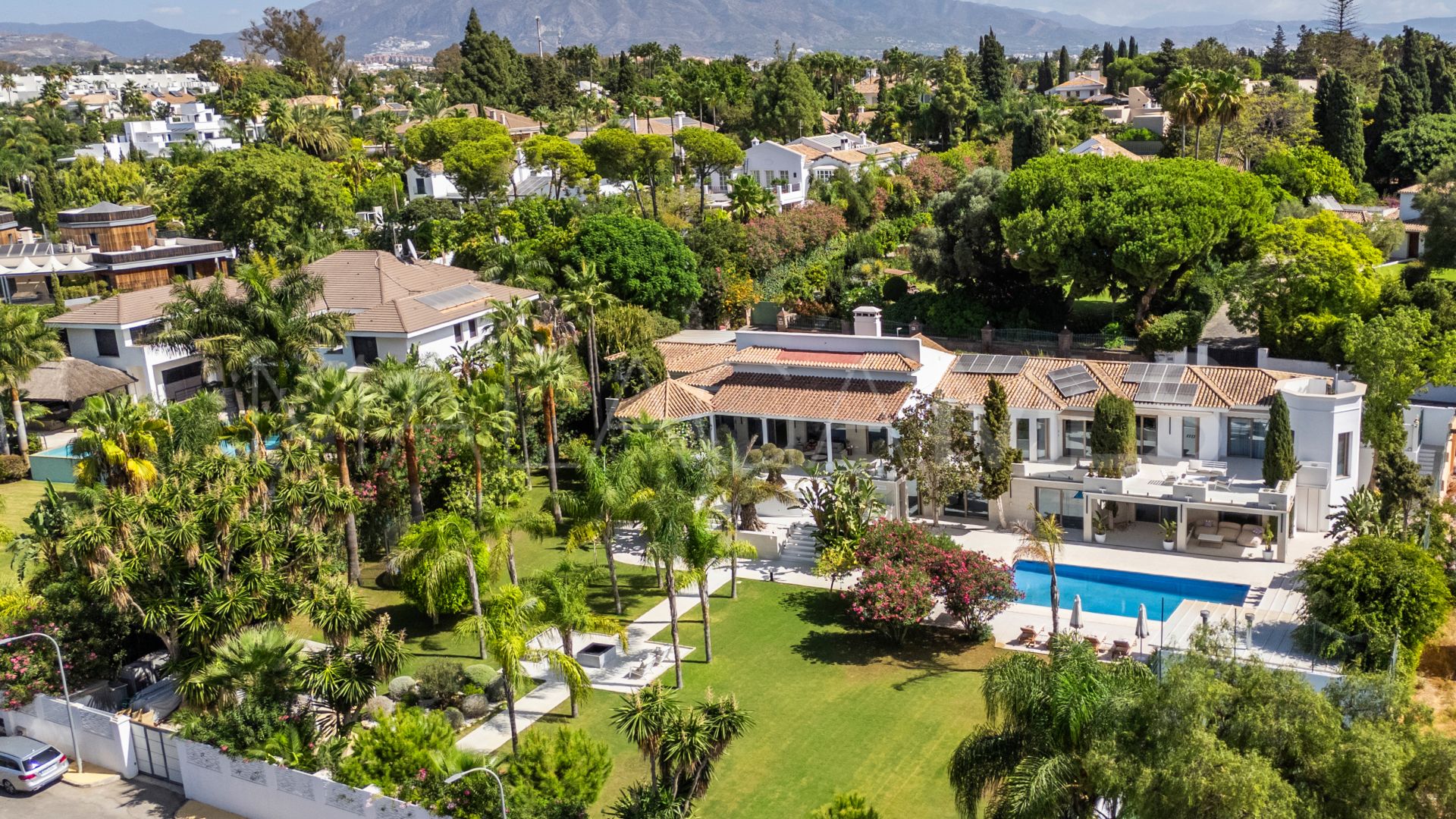 Villa for sale in Guadalmina Baja