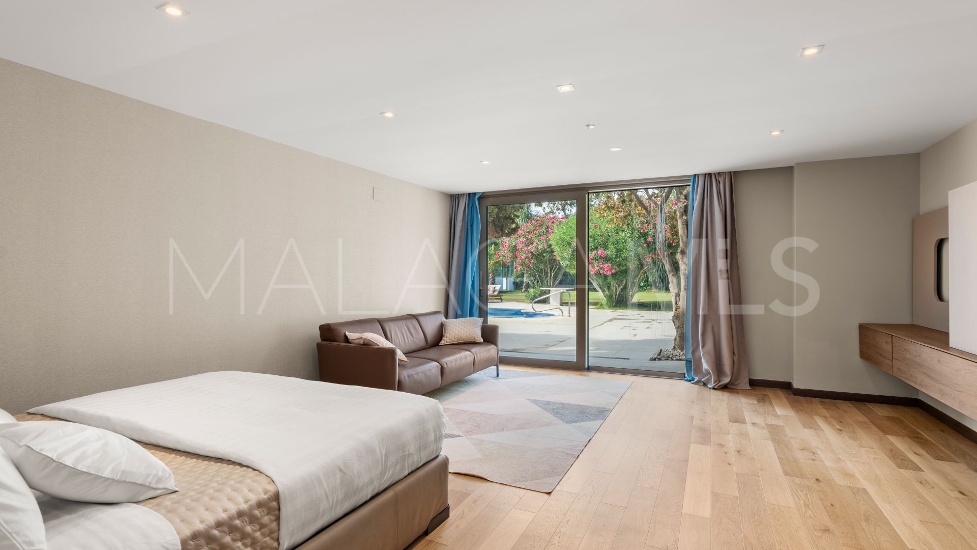 Villa for sale in Guadalmina Baja