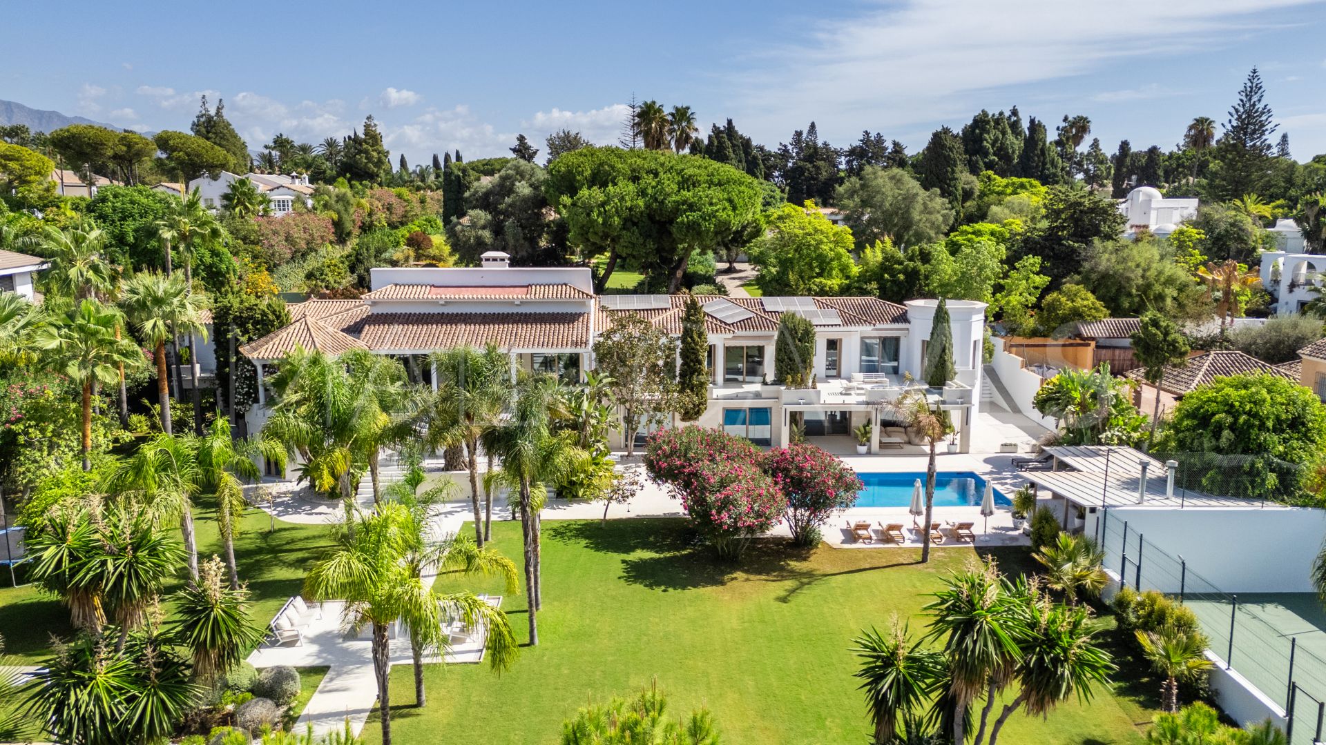 Villa for sale in Guadalmina Baja