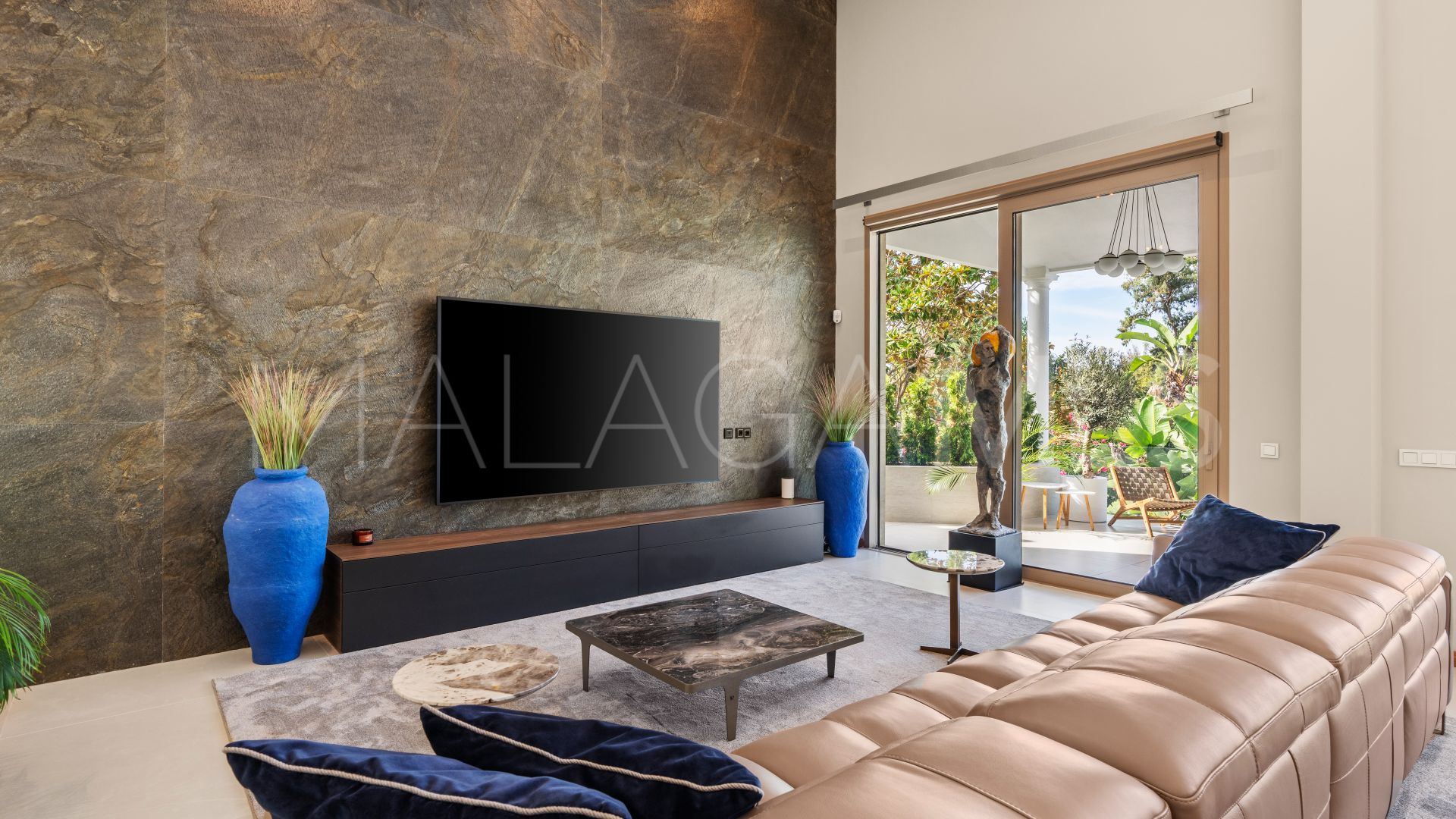 Villa for sale in Guadalmina Baja