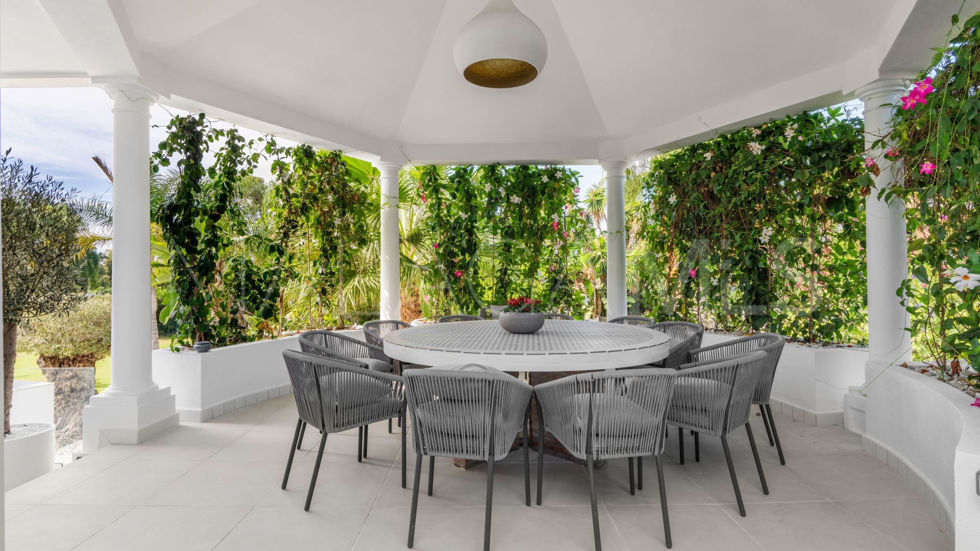 Villa for sale in Guadalmina Baja