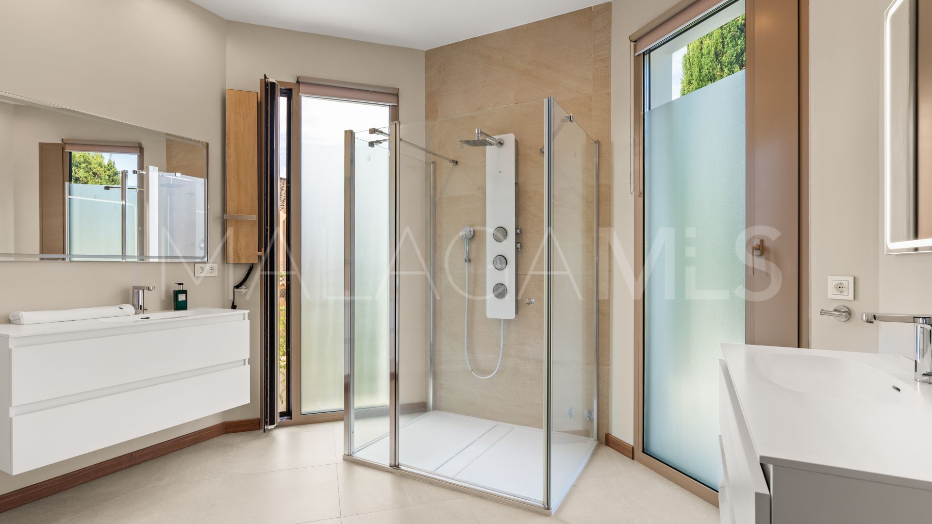 Villa for sale in Guadalmina Baja