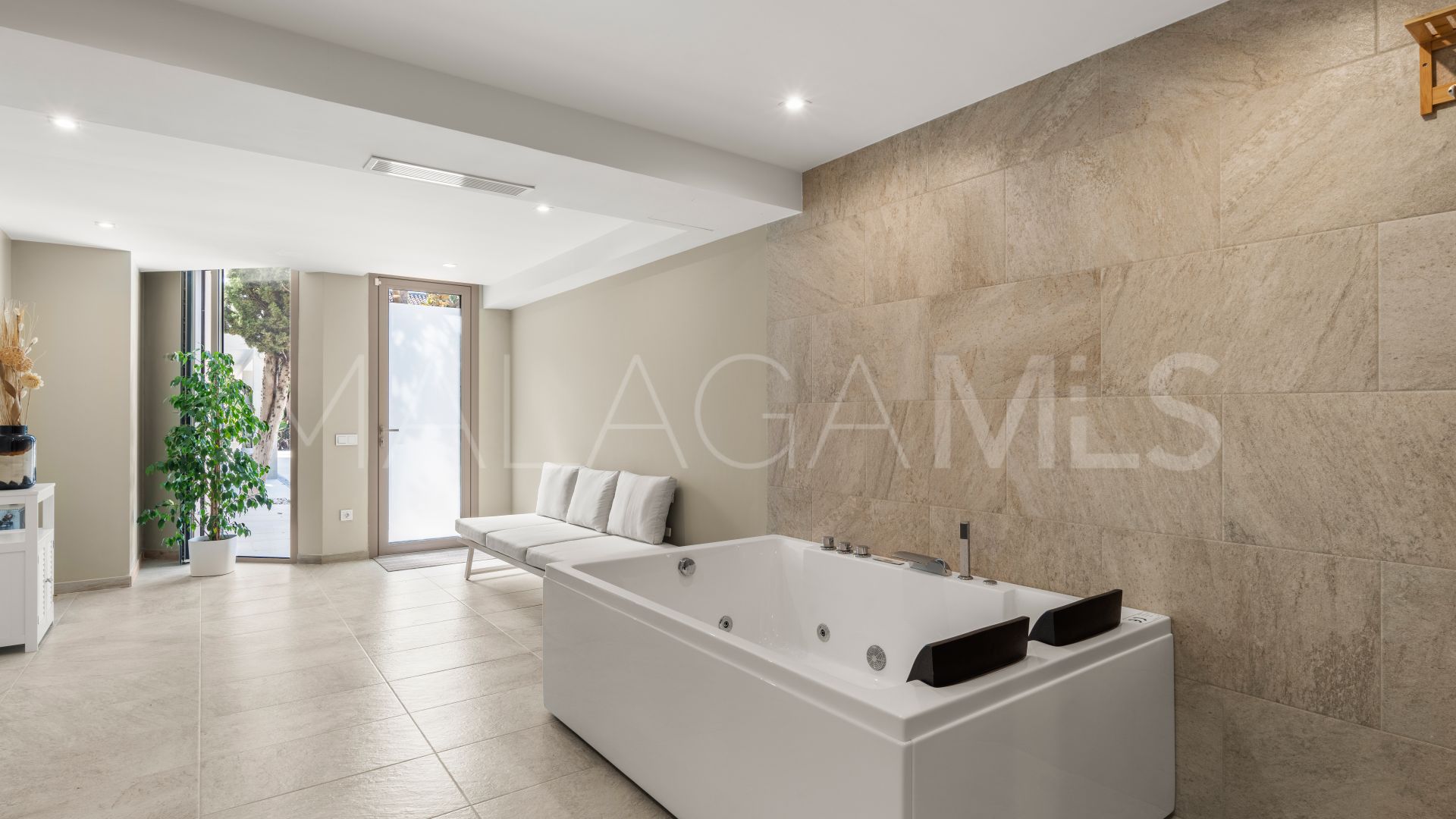 Villa for sale in Guadalmina Baja