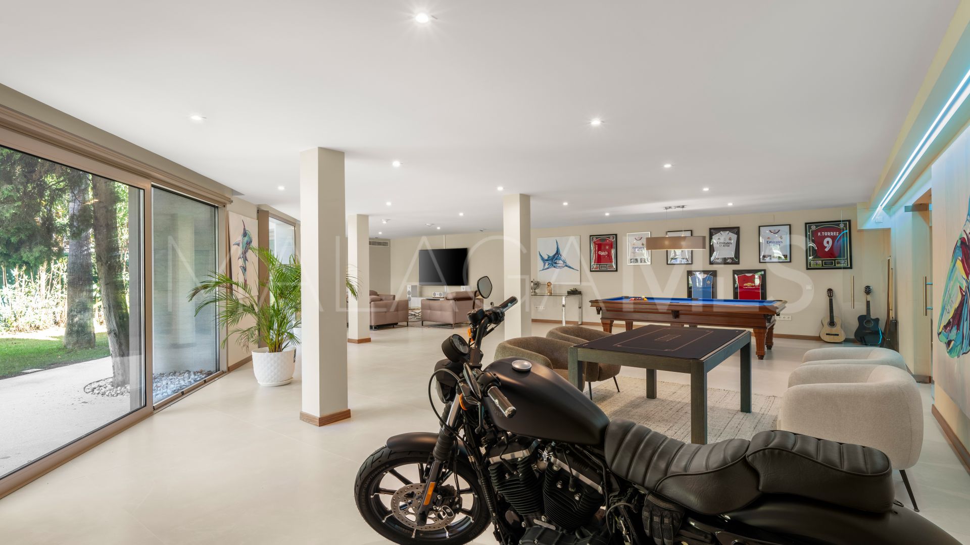 Villa for sale in Guadalmina Baja