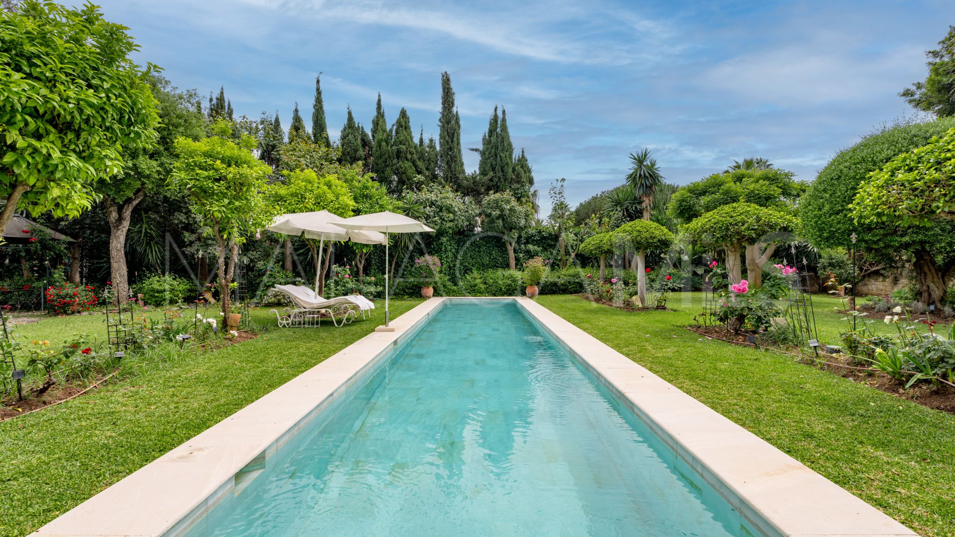 Villa for sale in Guadalmina Baja with 3 bedrooms