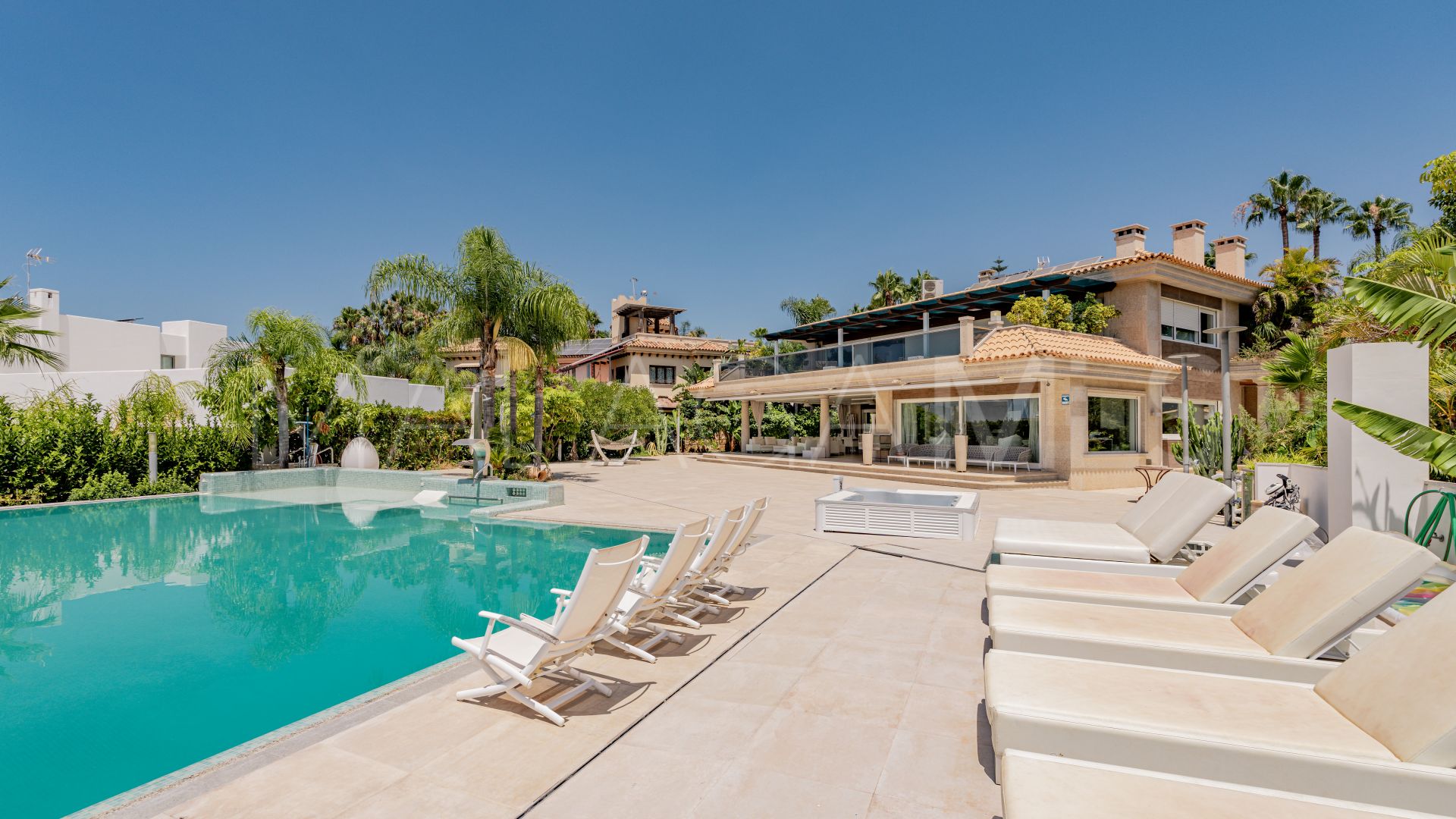 Villa for sale in Bahia de Marbella