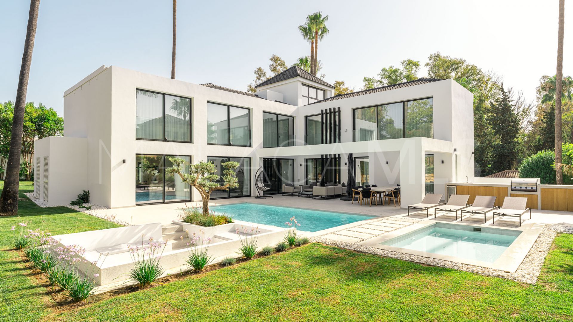 Villa for sale in Nueva Andalucia