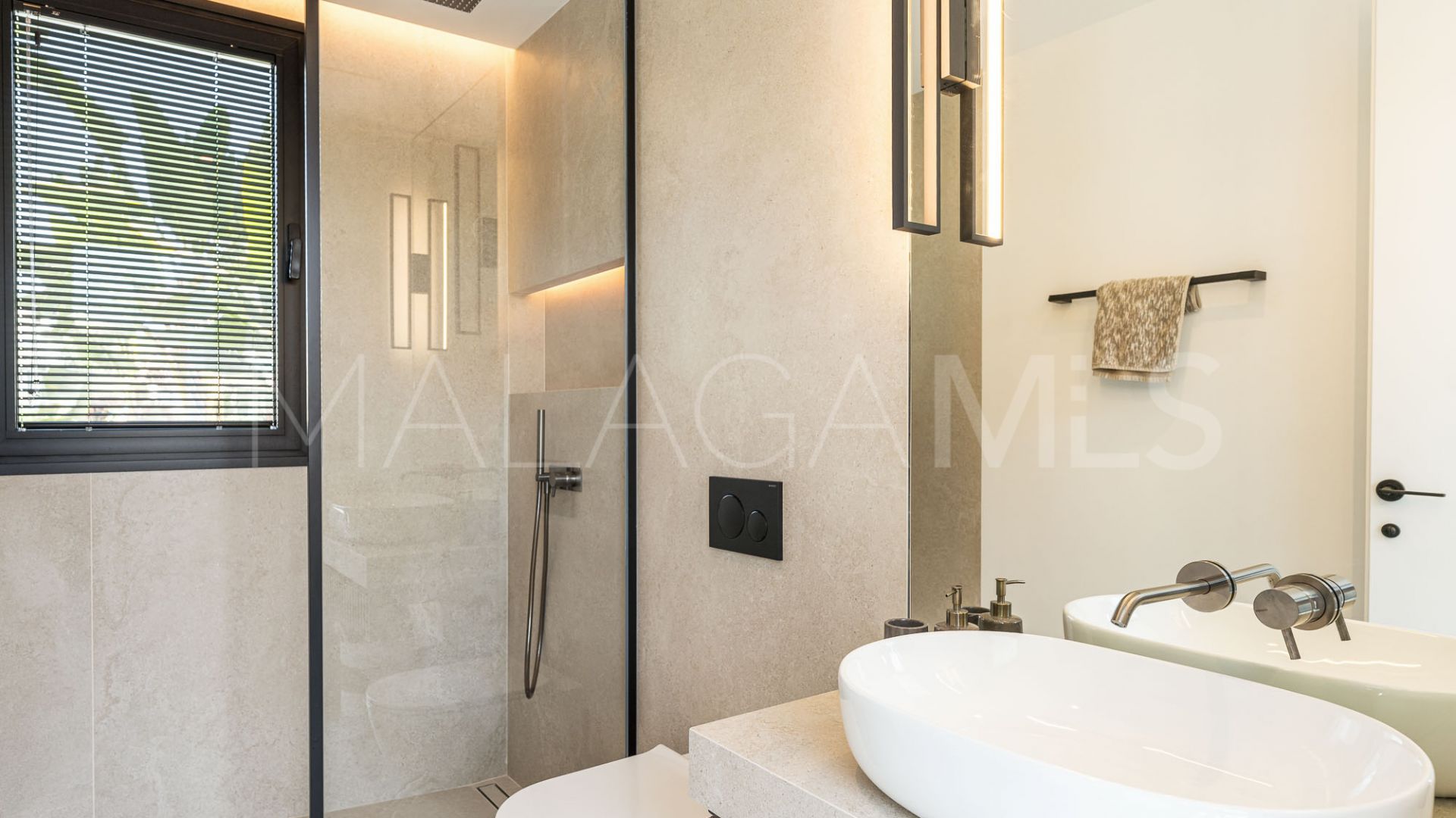 Villa for sale in Nueva Andalucia