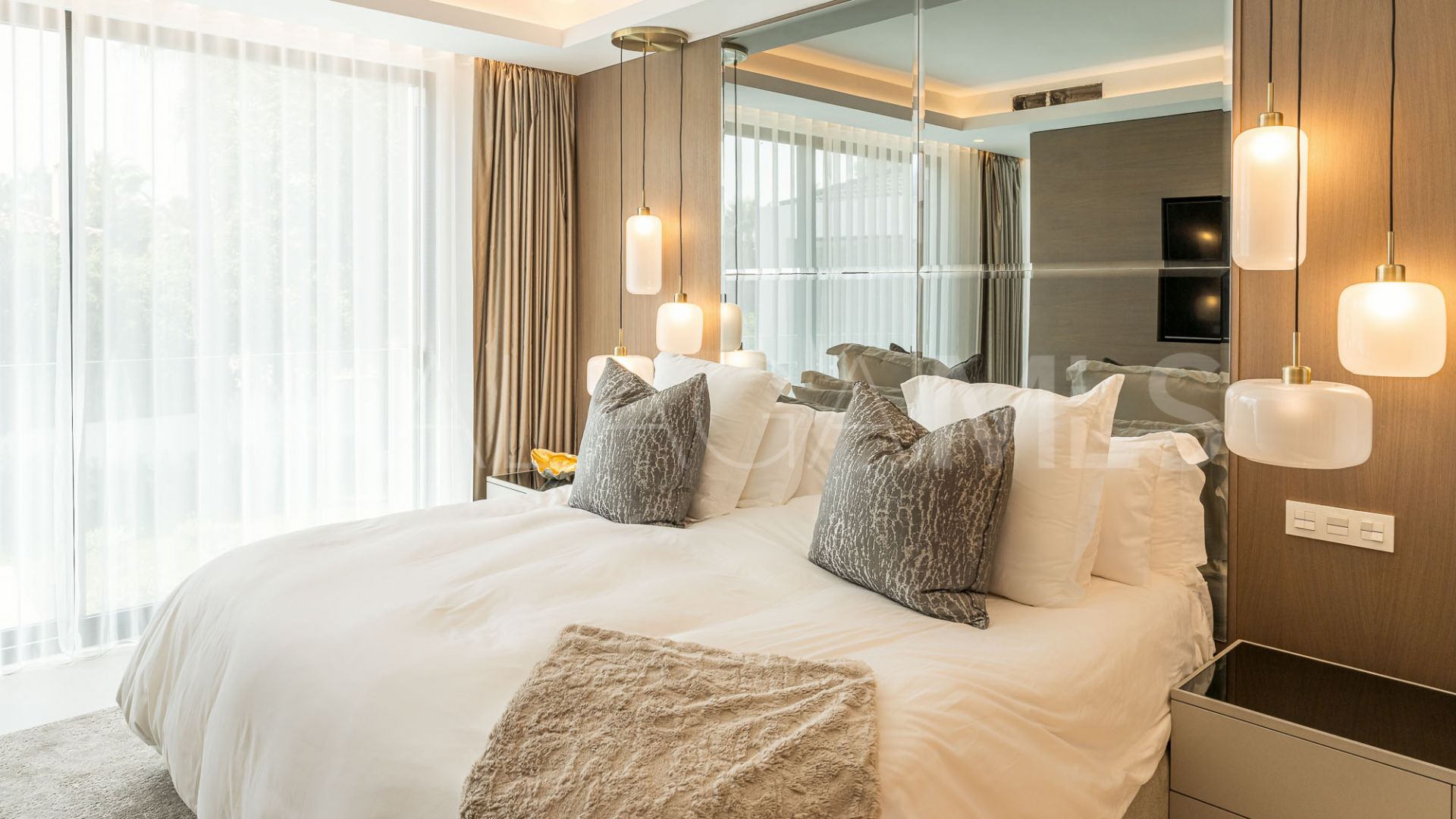 Villa for sale in Nueva Andalucia