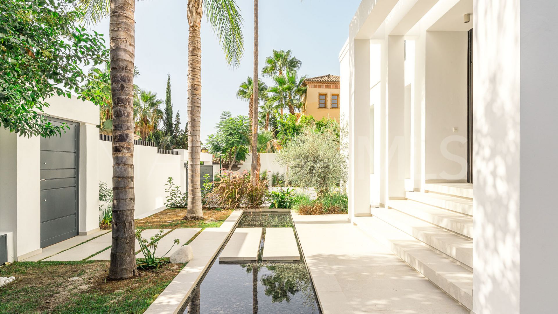 Villa for sale in Nueva Andalucia