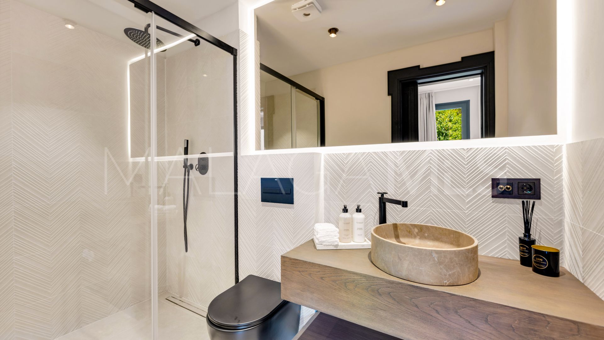 5 bedrooms villa in Nueva Andalucia for sale